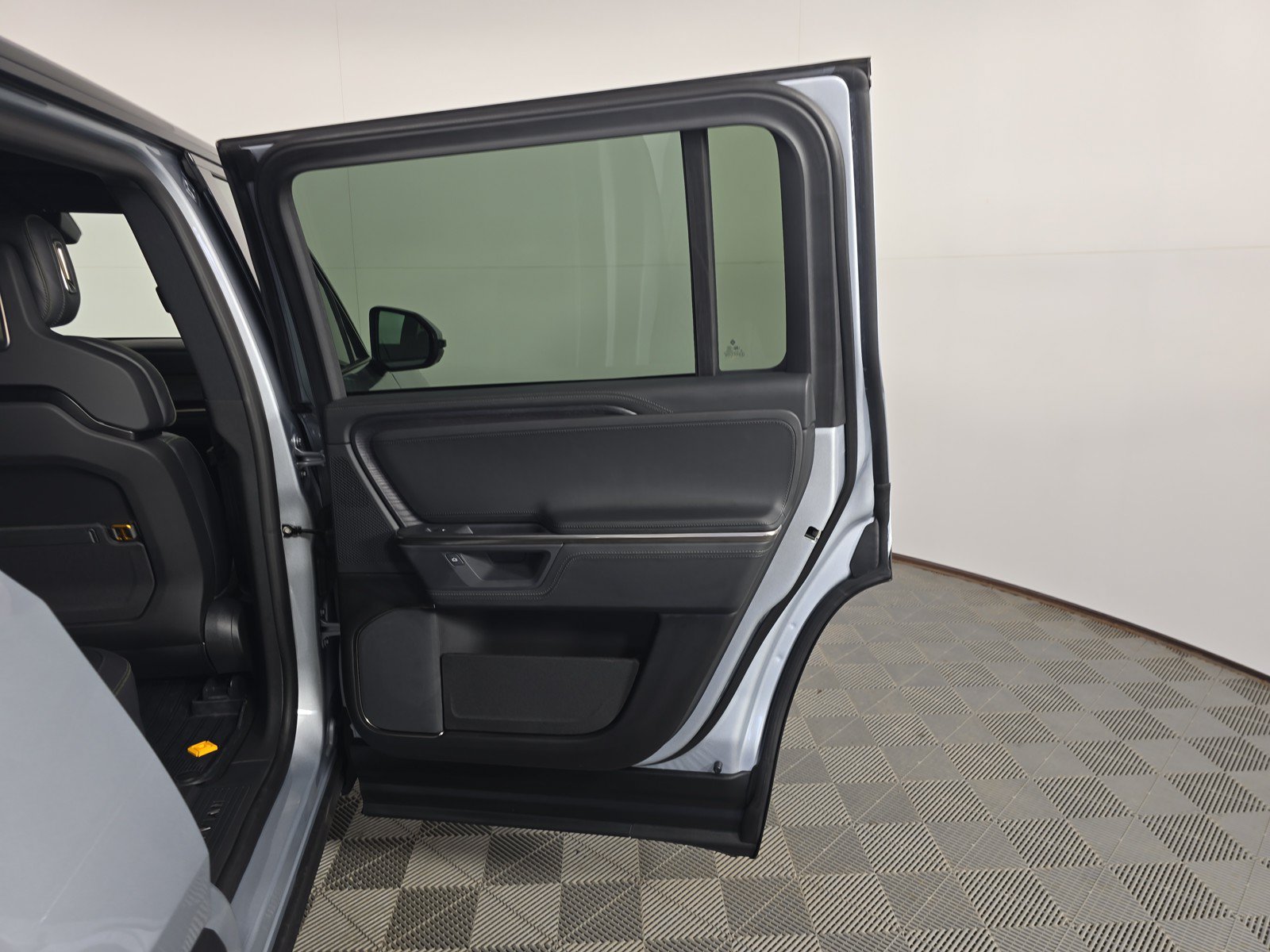 Used 2025 Rivian R1S Adventure AWD/4WD image 19