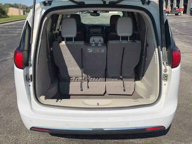 Used 2017 Chrysler Pacifica Touring-L w/ Tire & Wheel Group FWD image 7