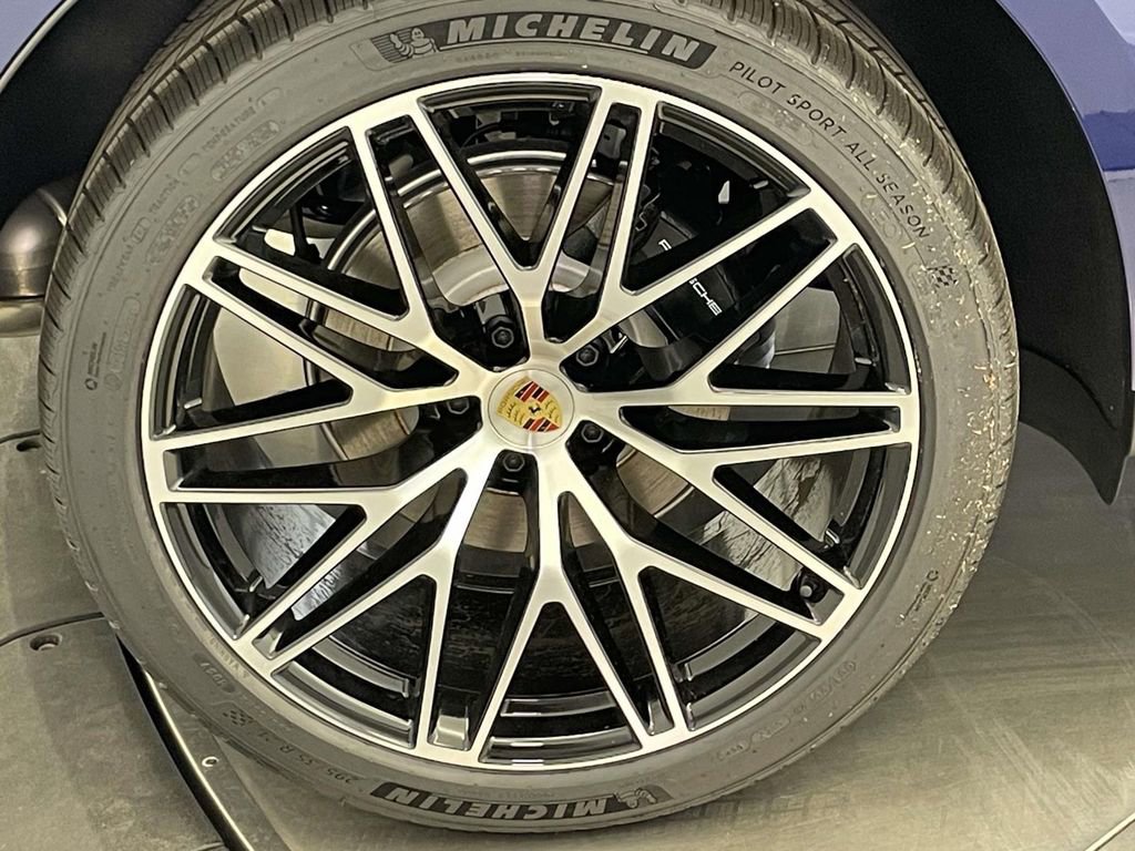 New 2025 Porsche Macan Base image 13