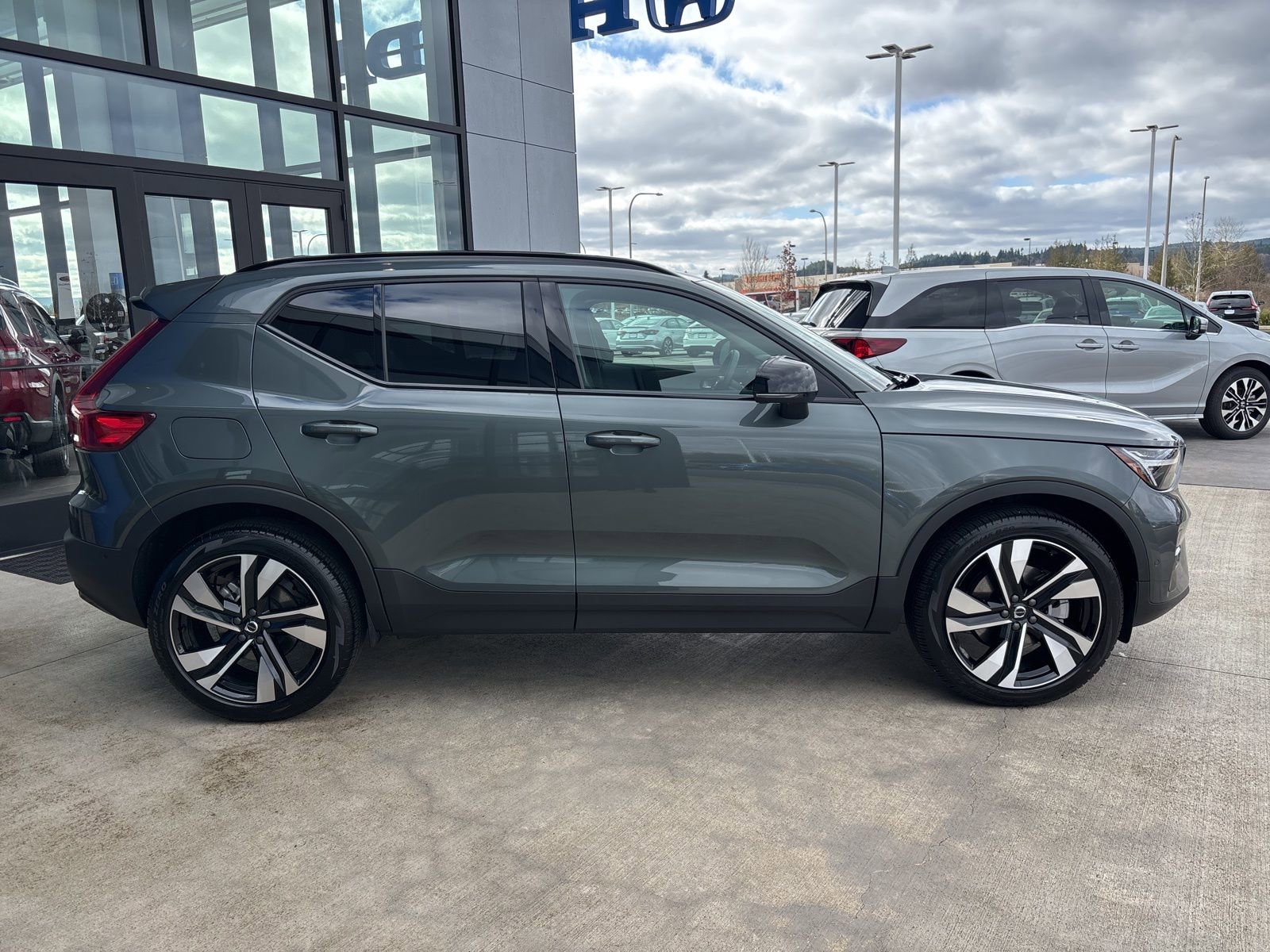 Used 2026 Volvo XC40 B5 Ultra w/ Climate Package image 4