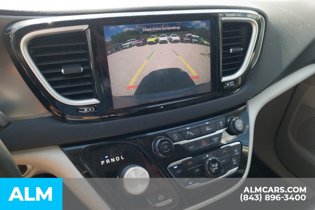 Used 2024 Chrysler Pacifica Touring-L FWD image 9
