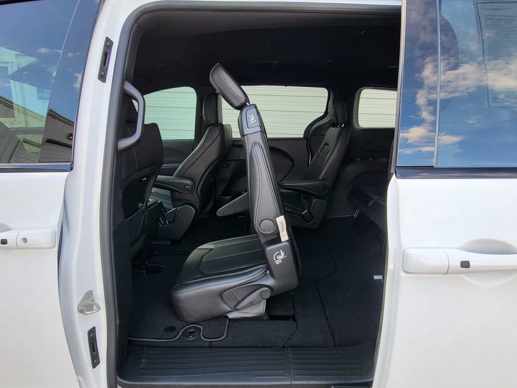 New 2026 Chrysler Pacifica Select w/ S Appearance Package image 26