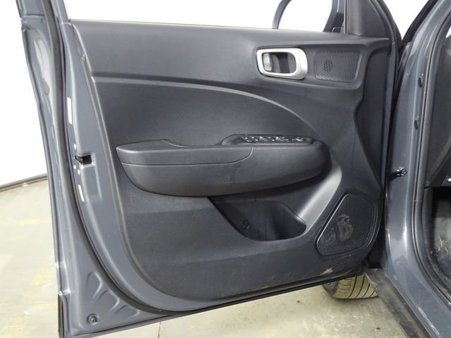 Used 2024 Hyundai Venue SEL FWD image 17