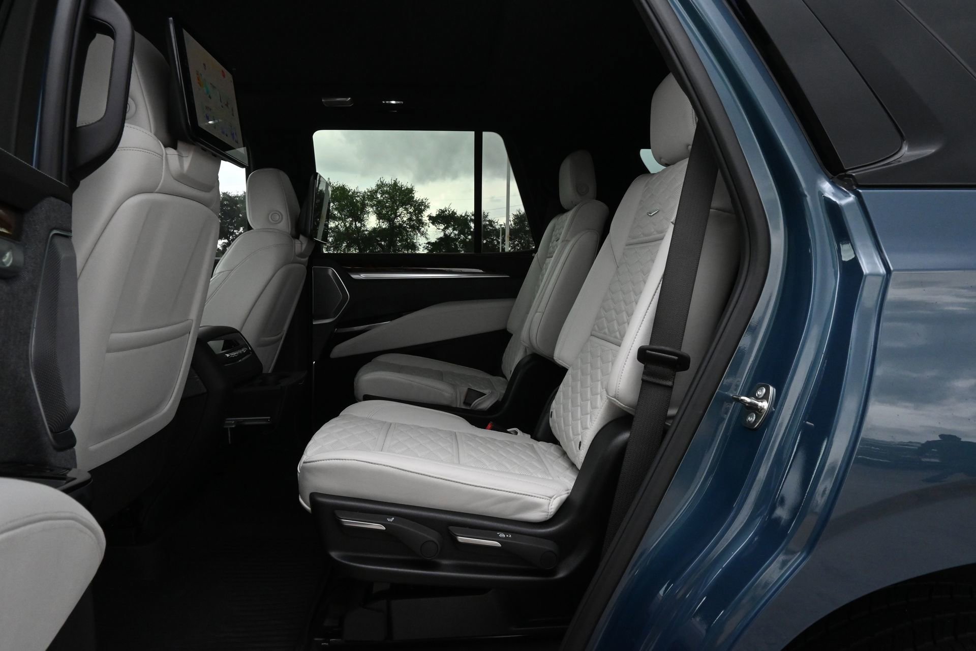 Certified 2026 Cadillac Escalade Platinum Sport w/ LPO, ONYX Package AWD/4WD image 19
