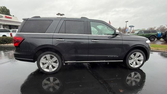 Used 2024 Ford Expedition Platinum image 3