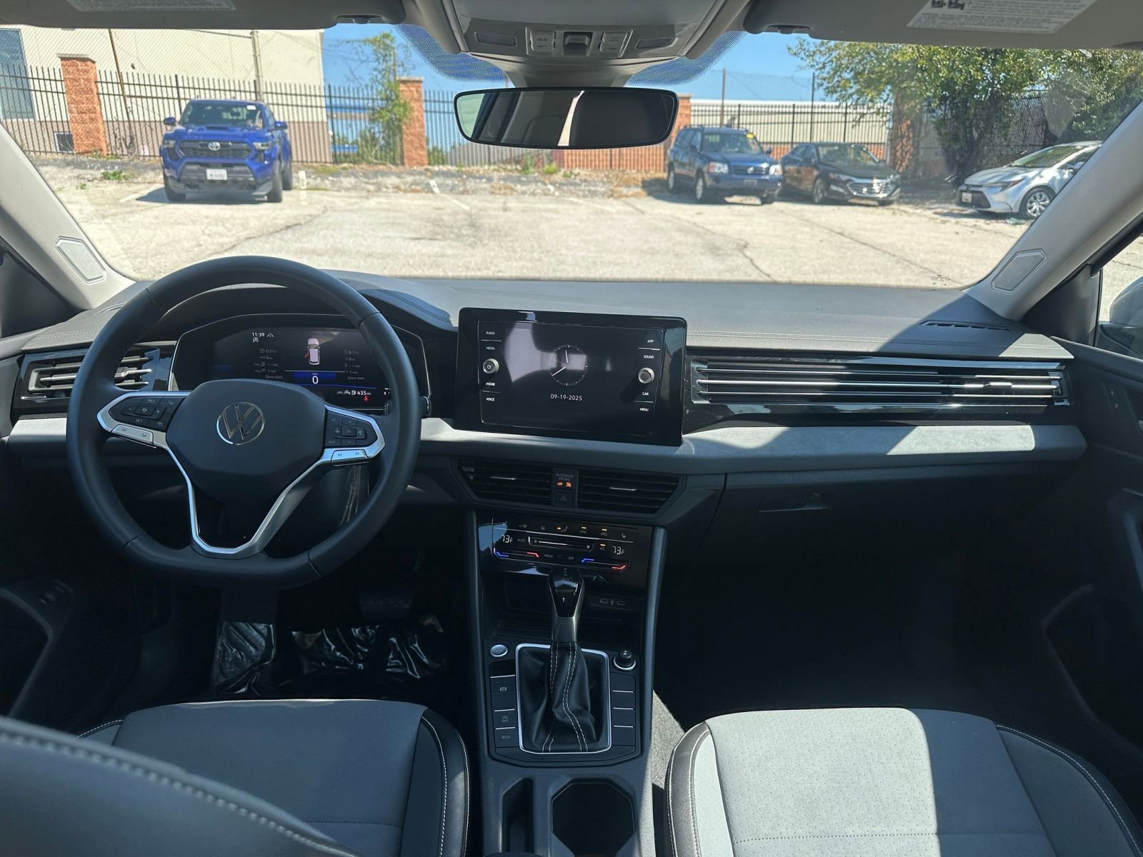 Used 2025 Volkswagen Jetta SE image 32