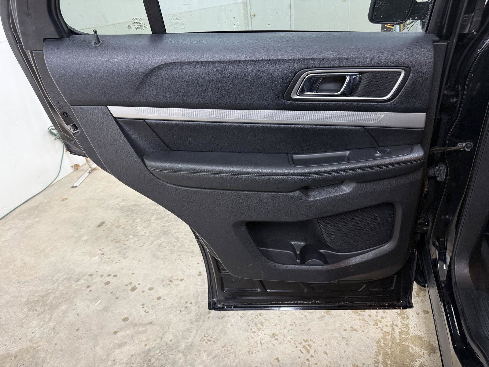 Used 2016 Ford Explorer XLT w/ Equipment Group 202A AWD/4WD image 23