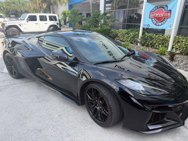 Used 2025 Chevrolet Corvette Z06 RWD image 3