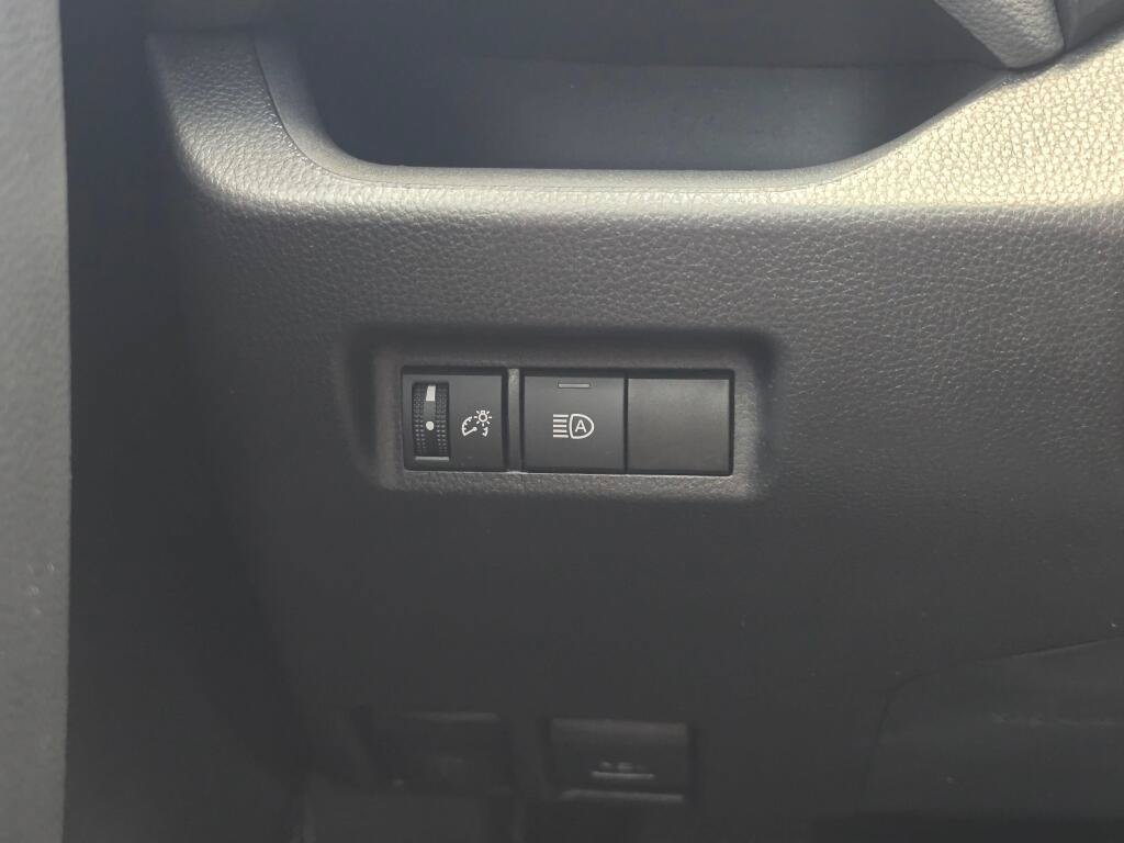 Used 2025 Toyota RAV4 XLE AWD/4WD image 24