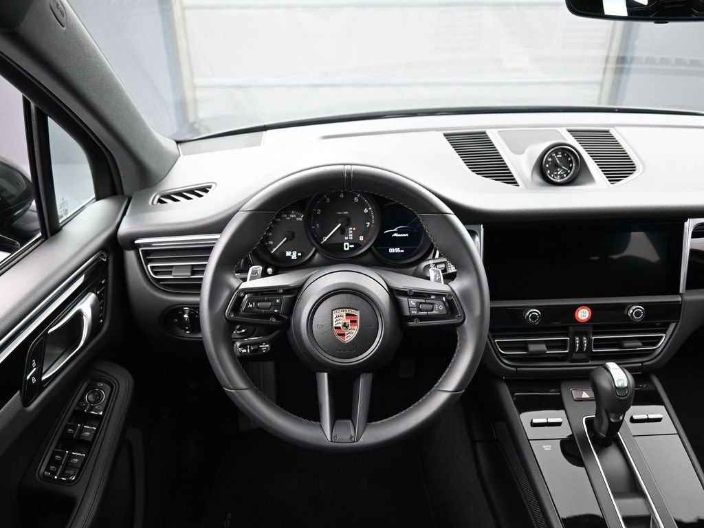 Certified 2025 Porsche Macan image 18