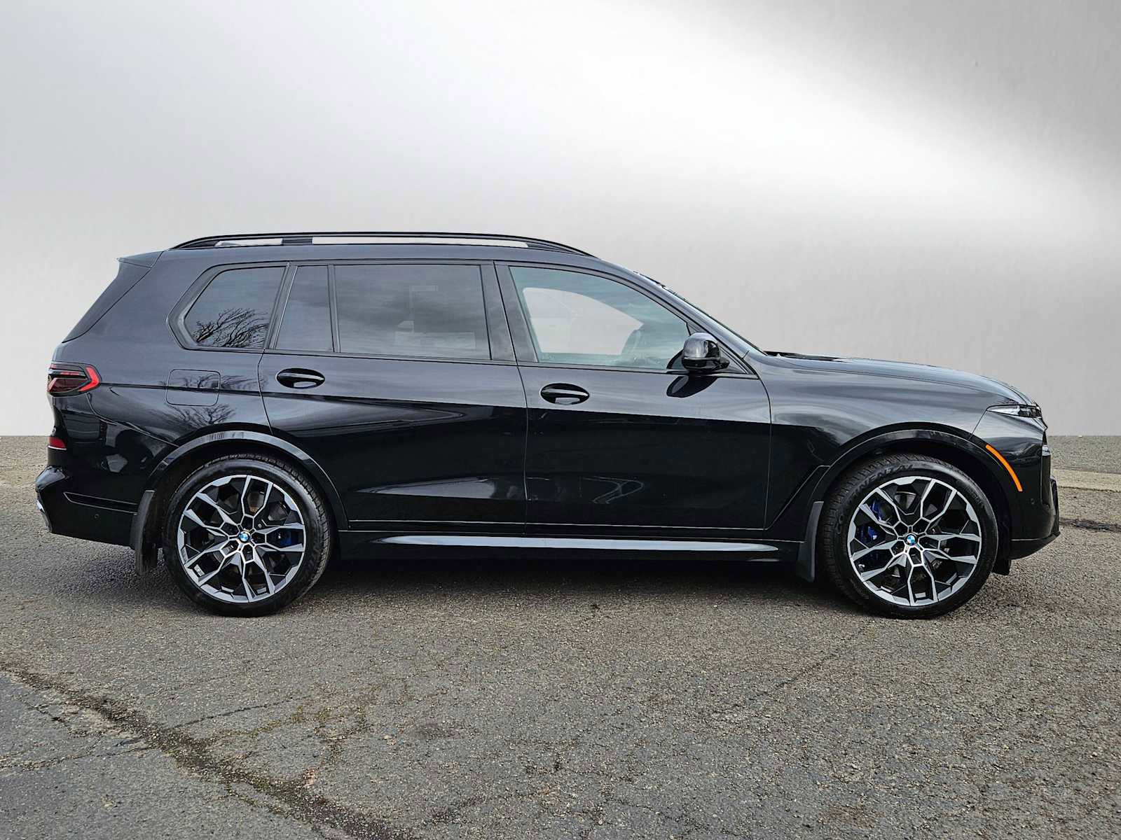 Used 2023 BMW X7 M60i w/ Climate Comfort Package image 4