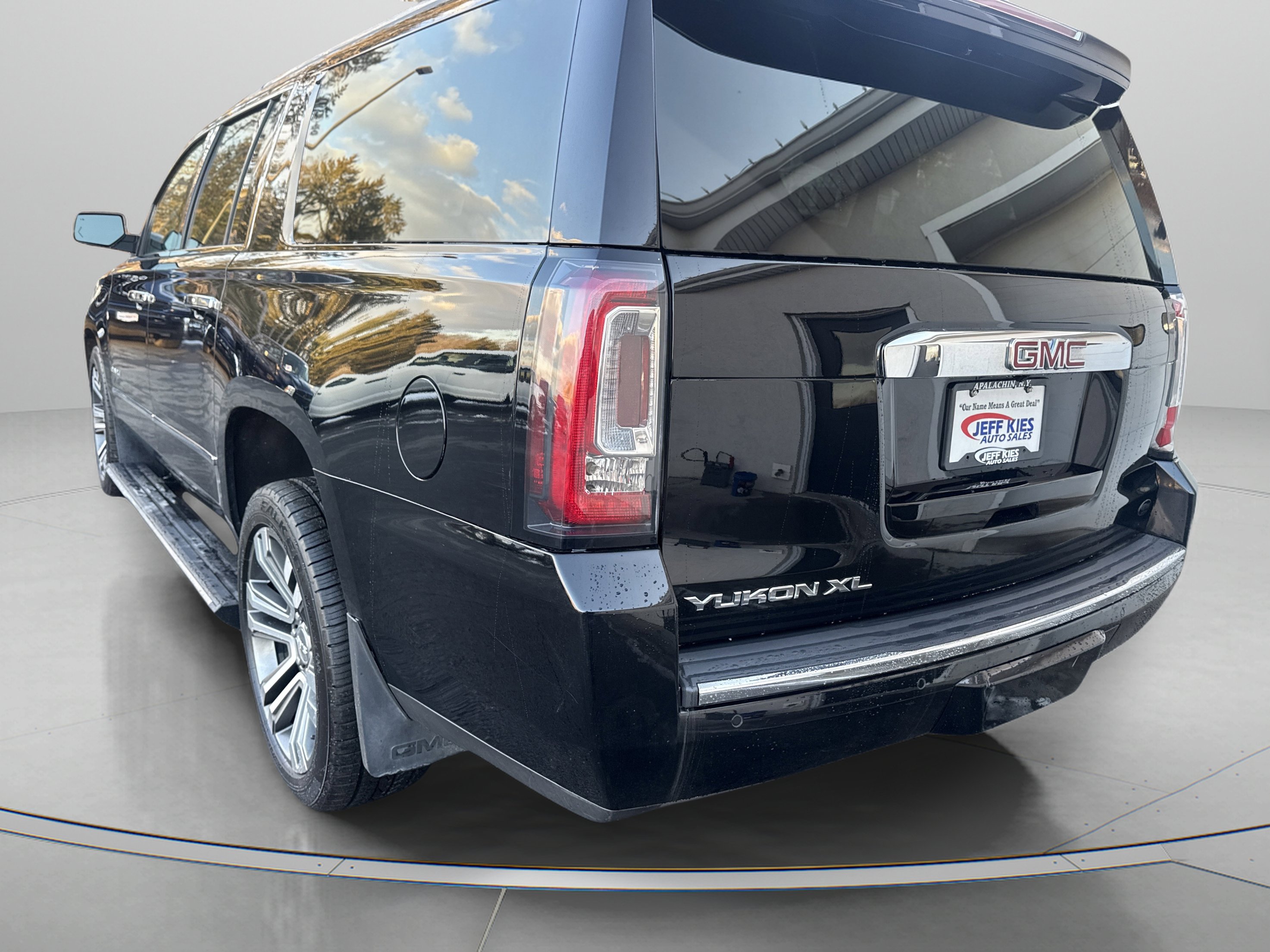 Used 2018 GMC Yukon XL Denali w/ Denali Ultimate Package image 7