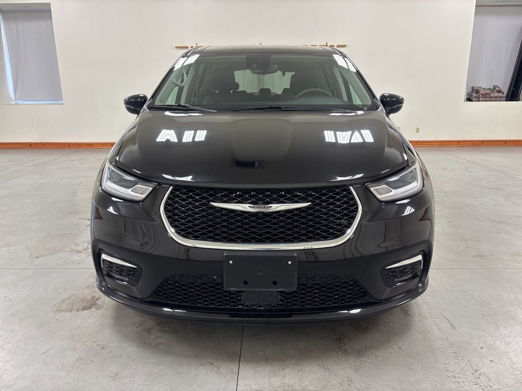 Used 2024 Chrysler Pacifica Touring-L FWD image 3