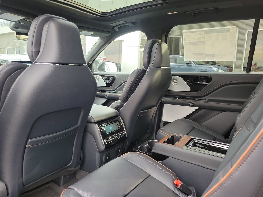 New 2026 Lincoln Aviator Black Label w/ Jet Appearance Package AWD/4WD image 16