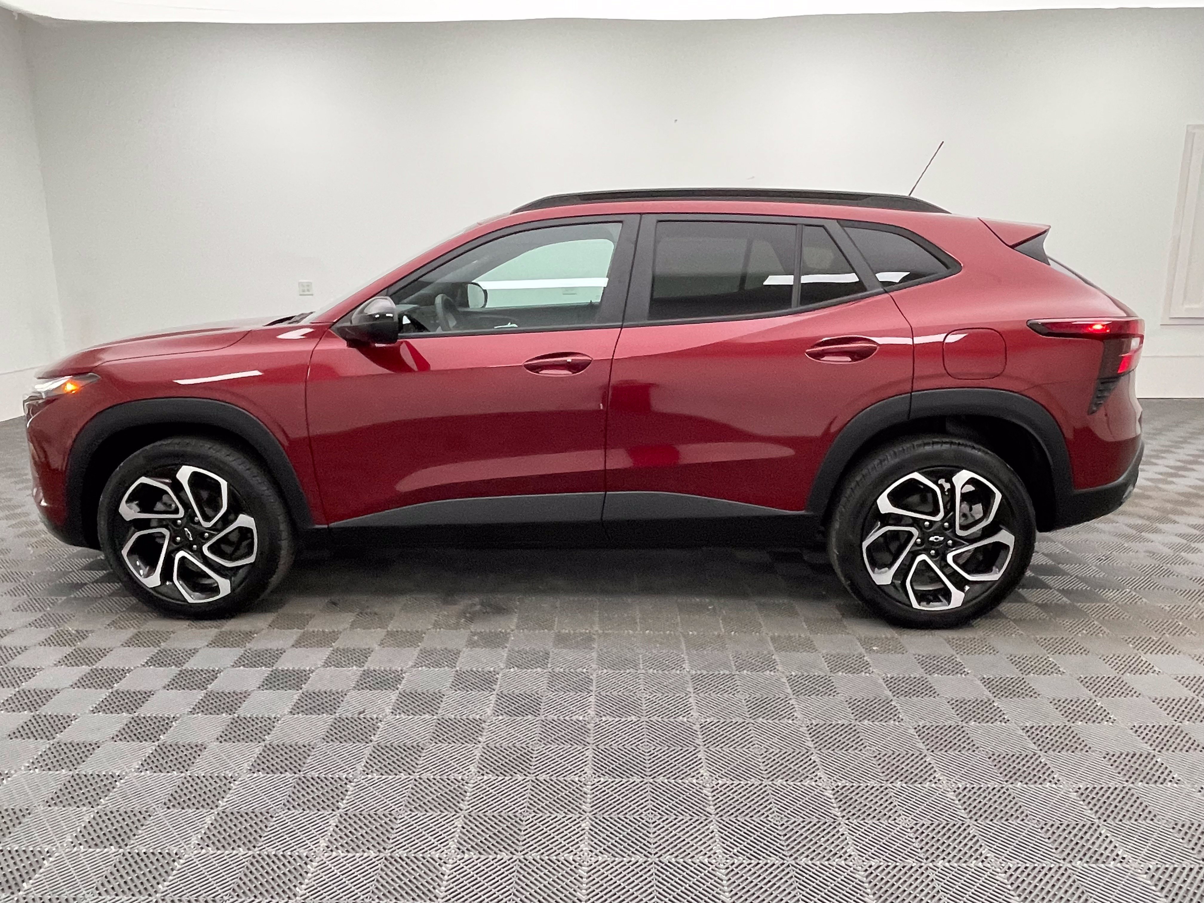 Used 2024 Chevrolet Trax RS w/ Sunroof Package FWD image 12