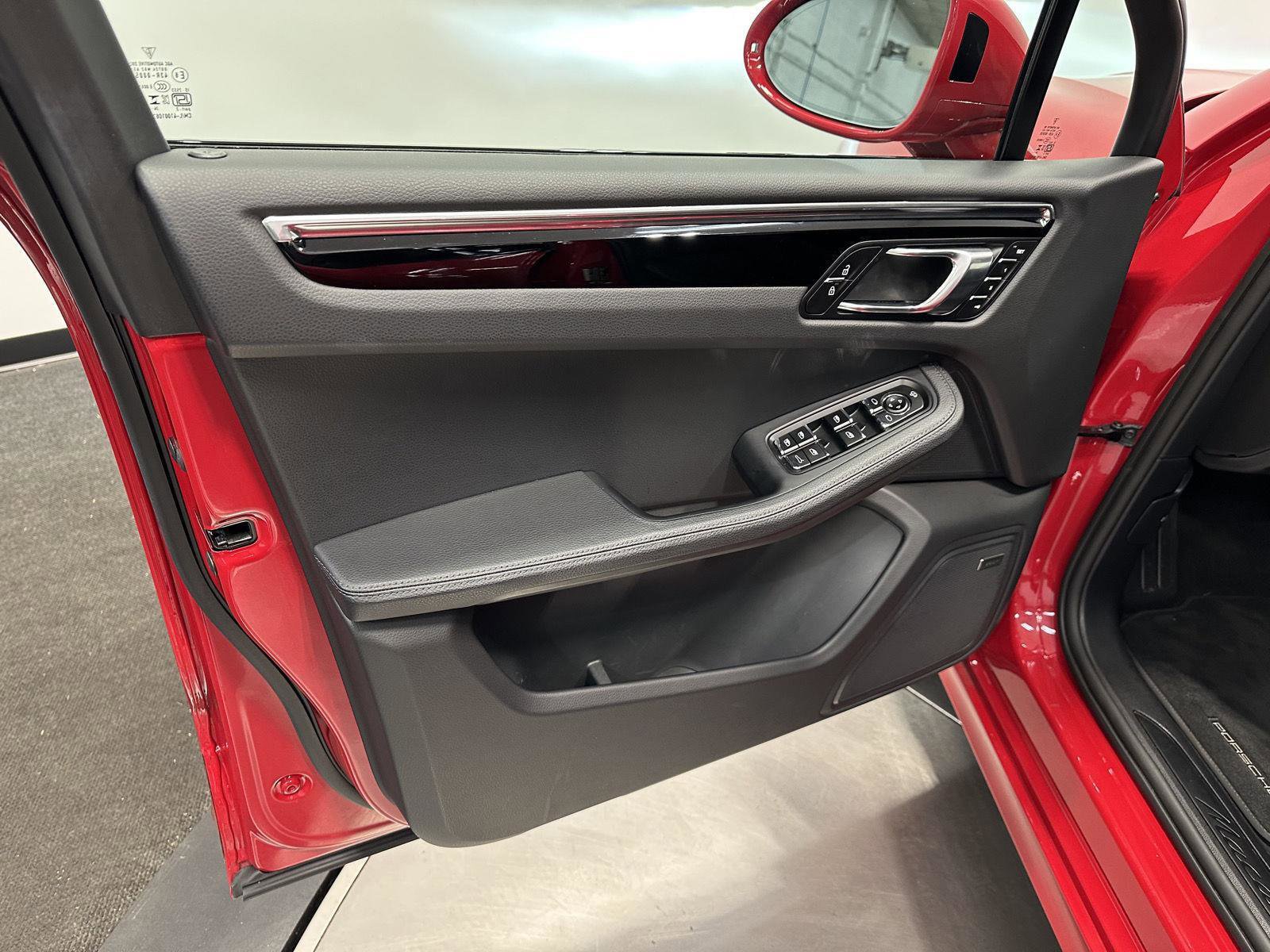 Certified 2025 Porsche Macan image 15