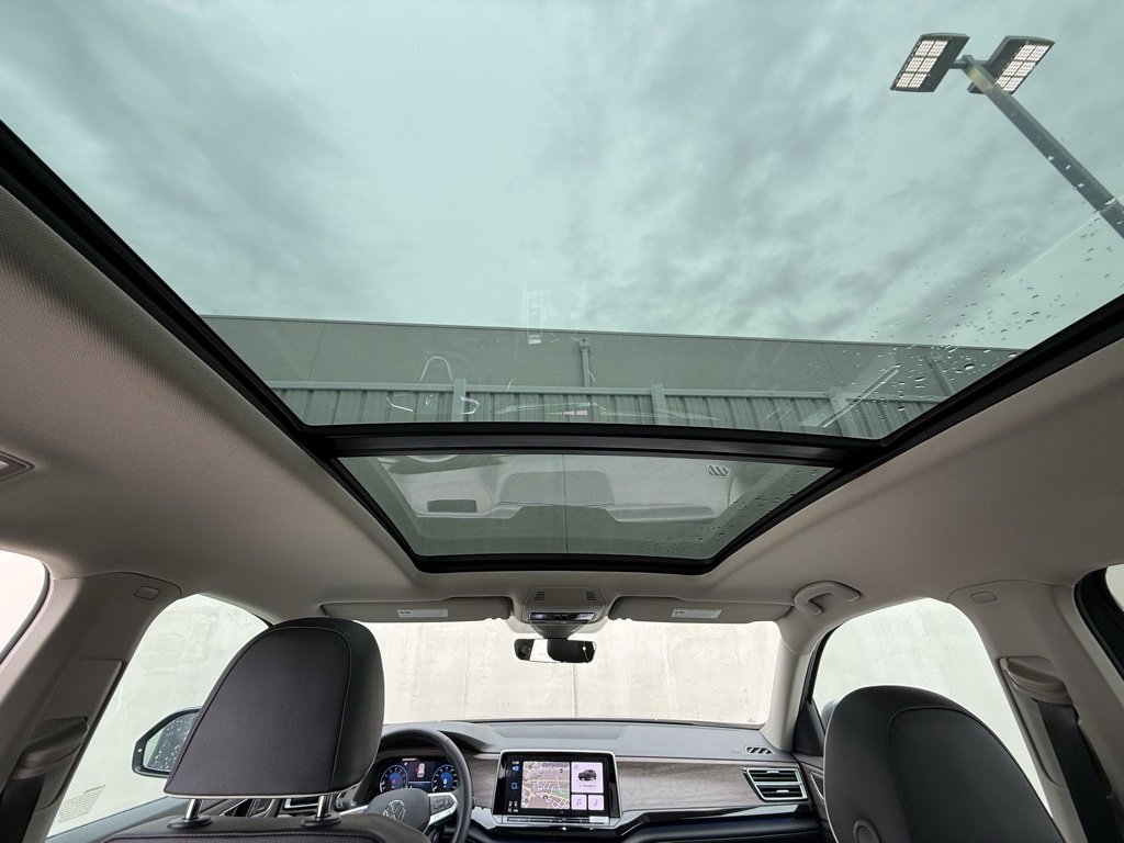 Used 2025 Volkswagen Atlas SEL Premium R-Line image 8