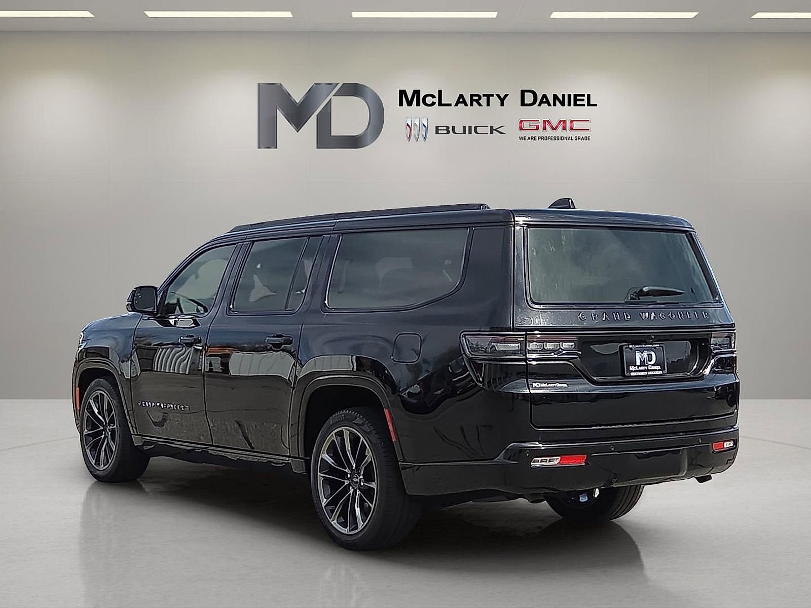 Used 2024 Jeep Grand Wagoneer L Series II w/ Quick Order Packagew 28T image 4