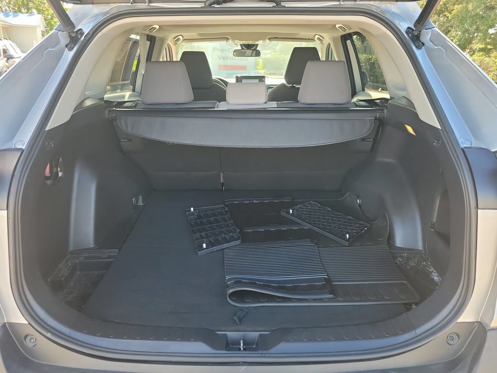 Used 2021 Toyota RAV4 XLE w/ Convenience Package AWD/4WD image 8