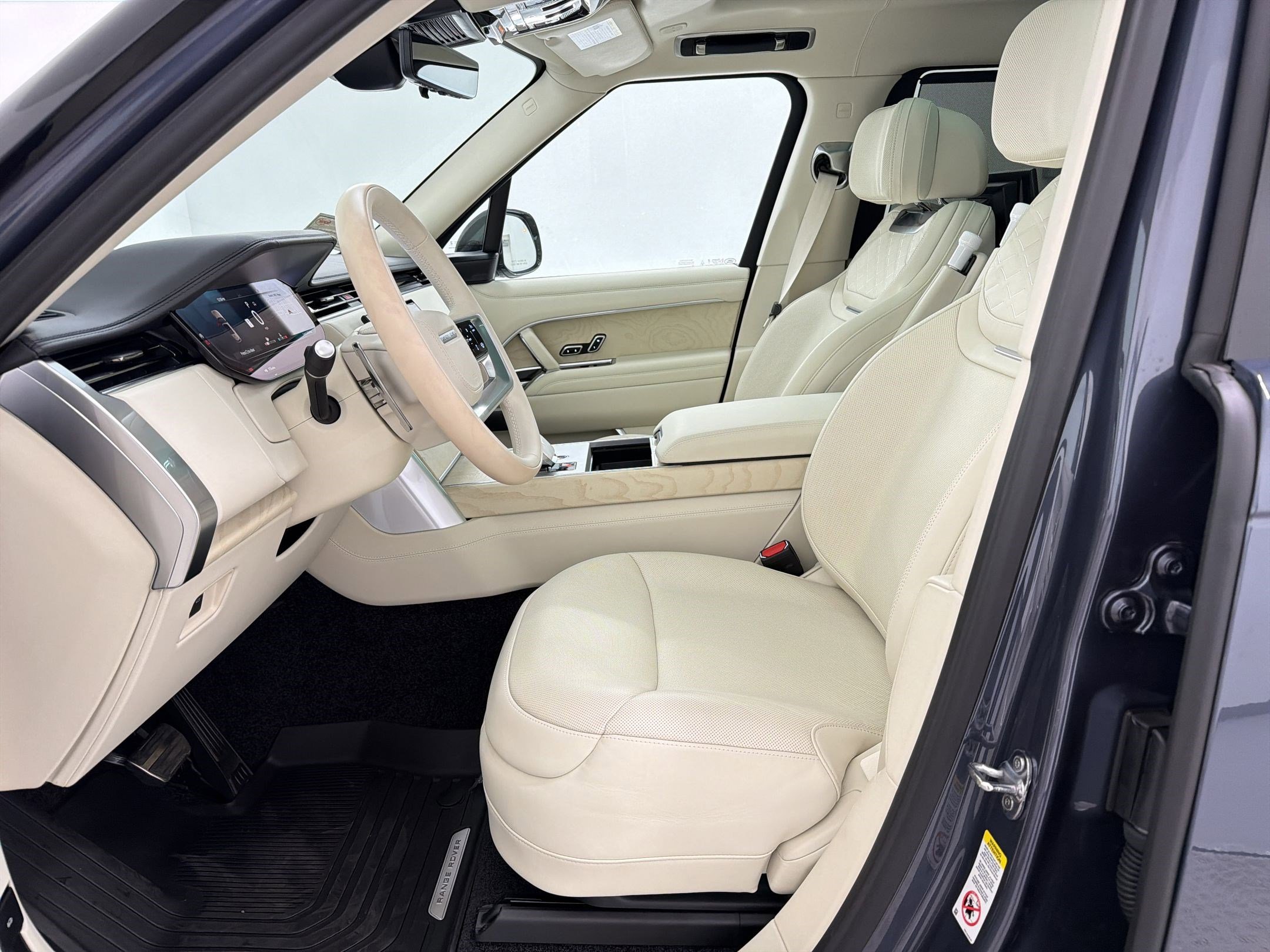 New 2026 Land Rover Range Rover SV image 5