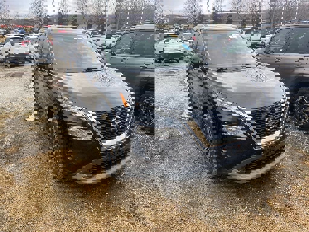 Used 2021 Nissan Rogue SV image 1