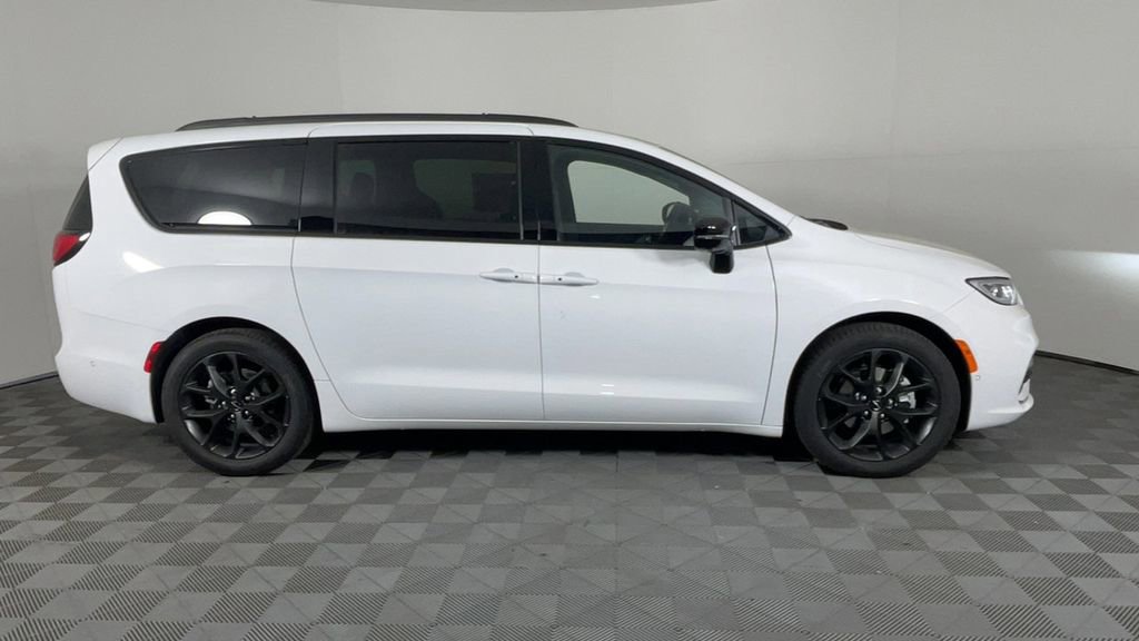 New 2025 Chrysler Pacifica Limited image 3