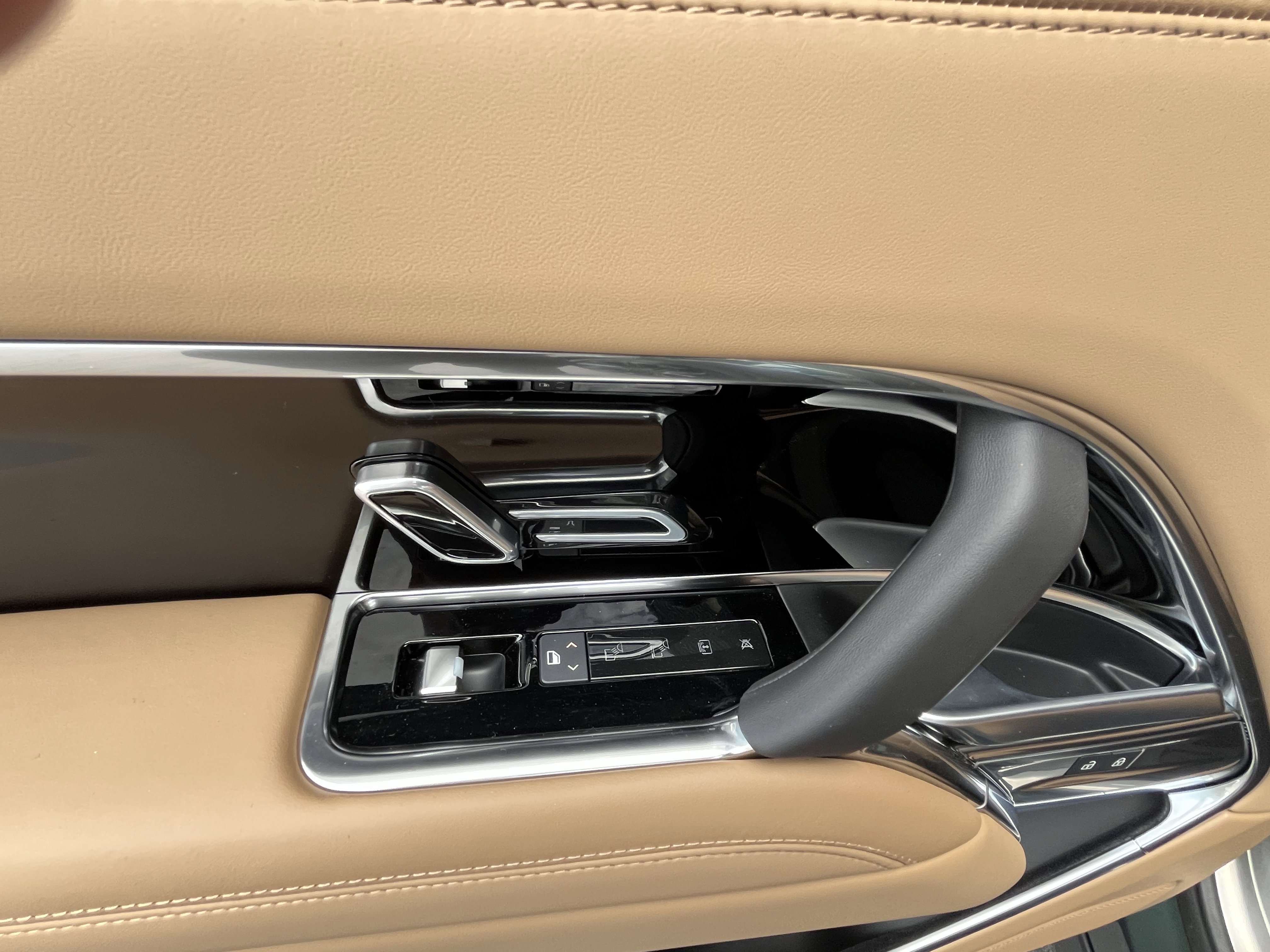 Certified 2026 Land Rover Range Rover SE image 28