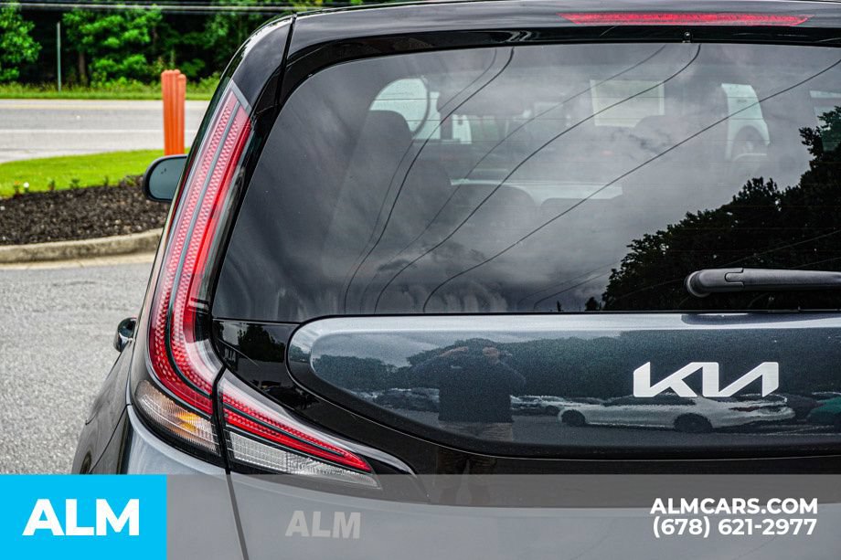 Used 2025 Kia Soul LX w/ LX Technology Package FWD image 12
