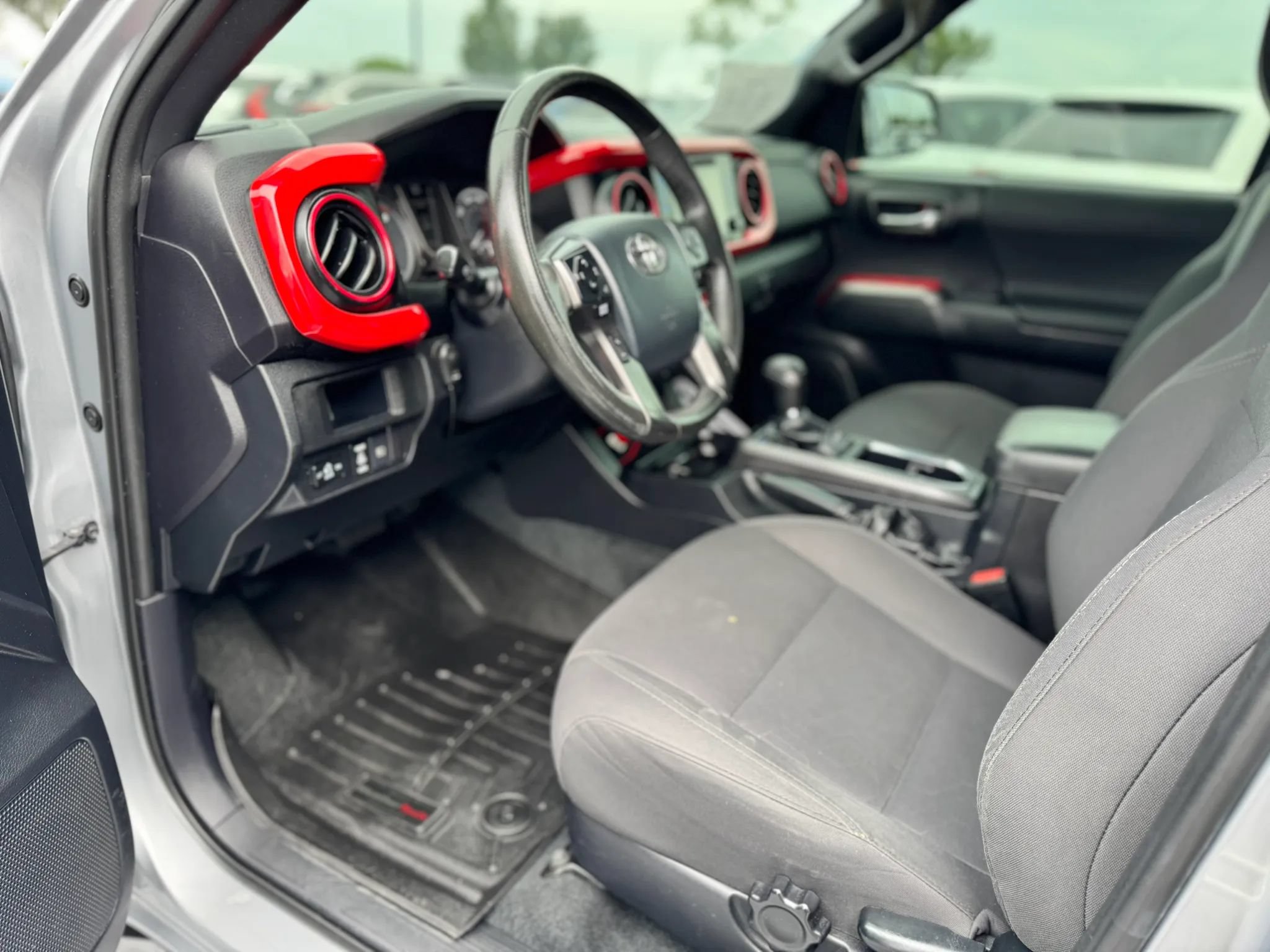 Used 2018 Toyota Tacoma TRD Off-Road w/ Technology Package AWD/4WD image 9