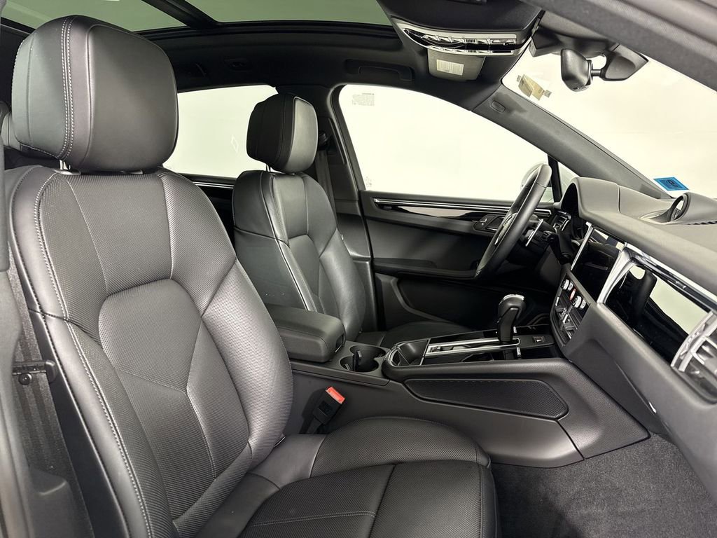Certified 2025 Porsche Macan image 24