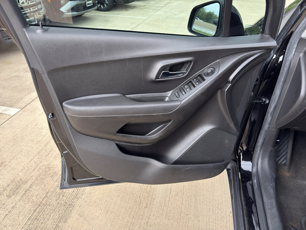 Used 2020 Chevrolet Trax LT w/ LT Convenience Package image 12