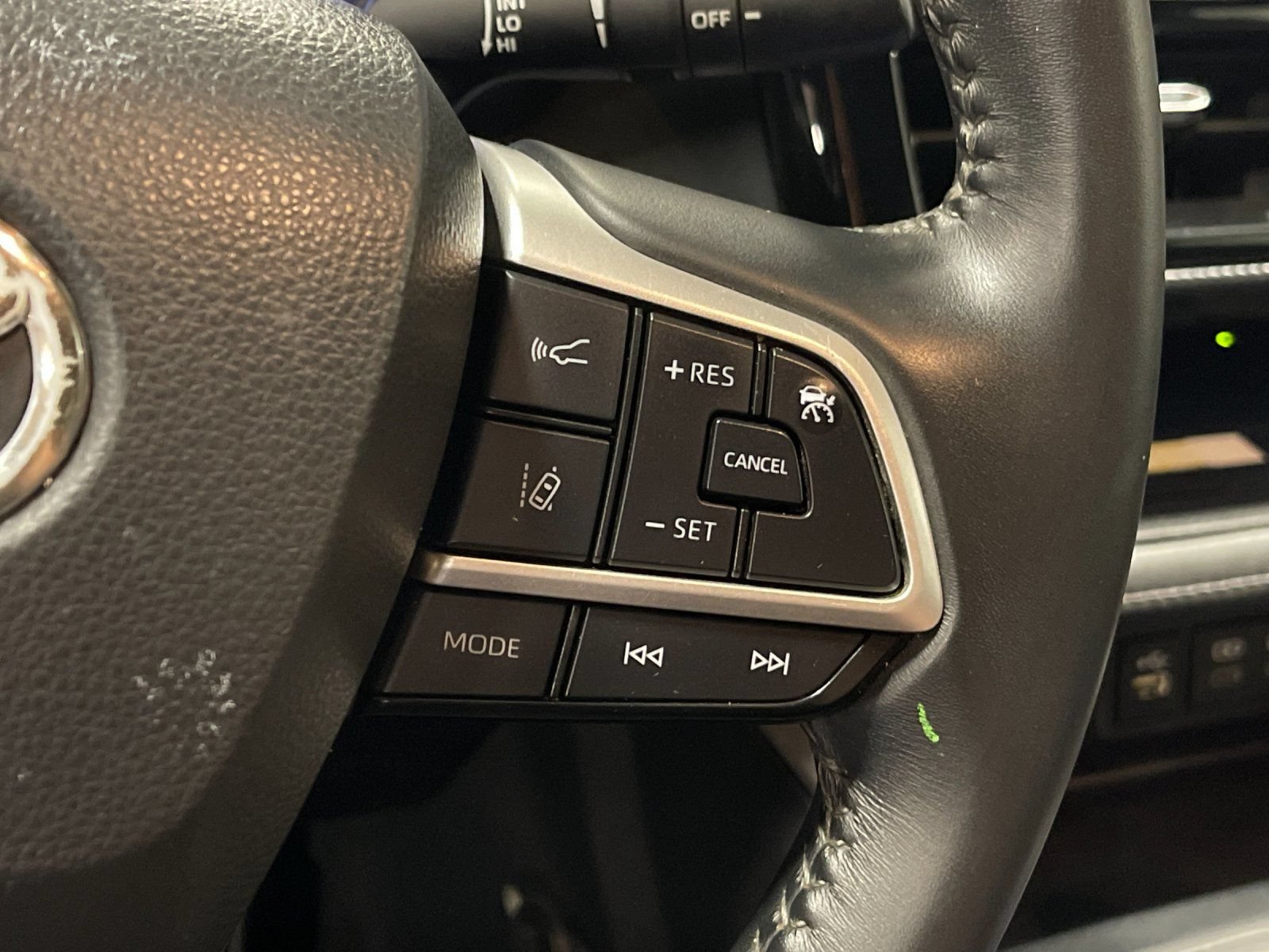 Used 2023 Toyota Highlander XSE FWD image 29