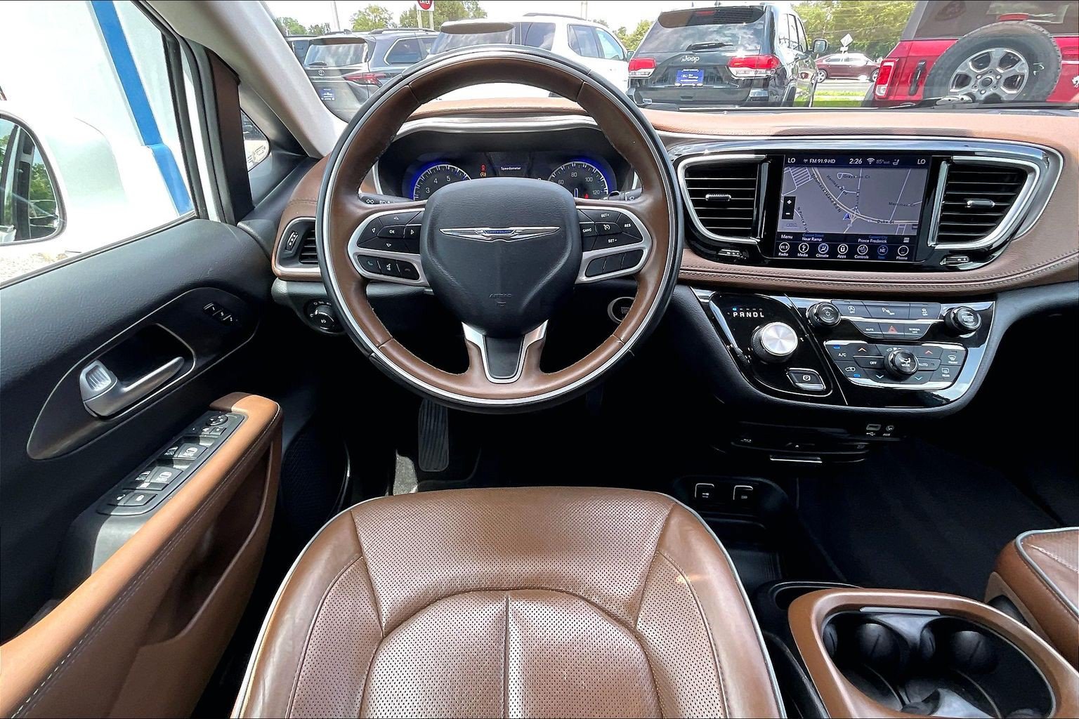 Used 2018 Chrysler Pacifica Limited w/ Tire & Wheel Group FWD image 5