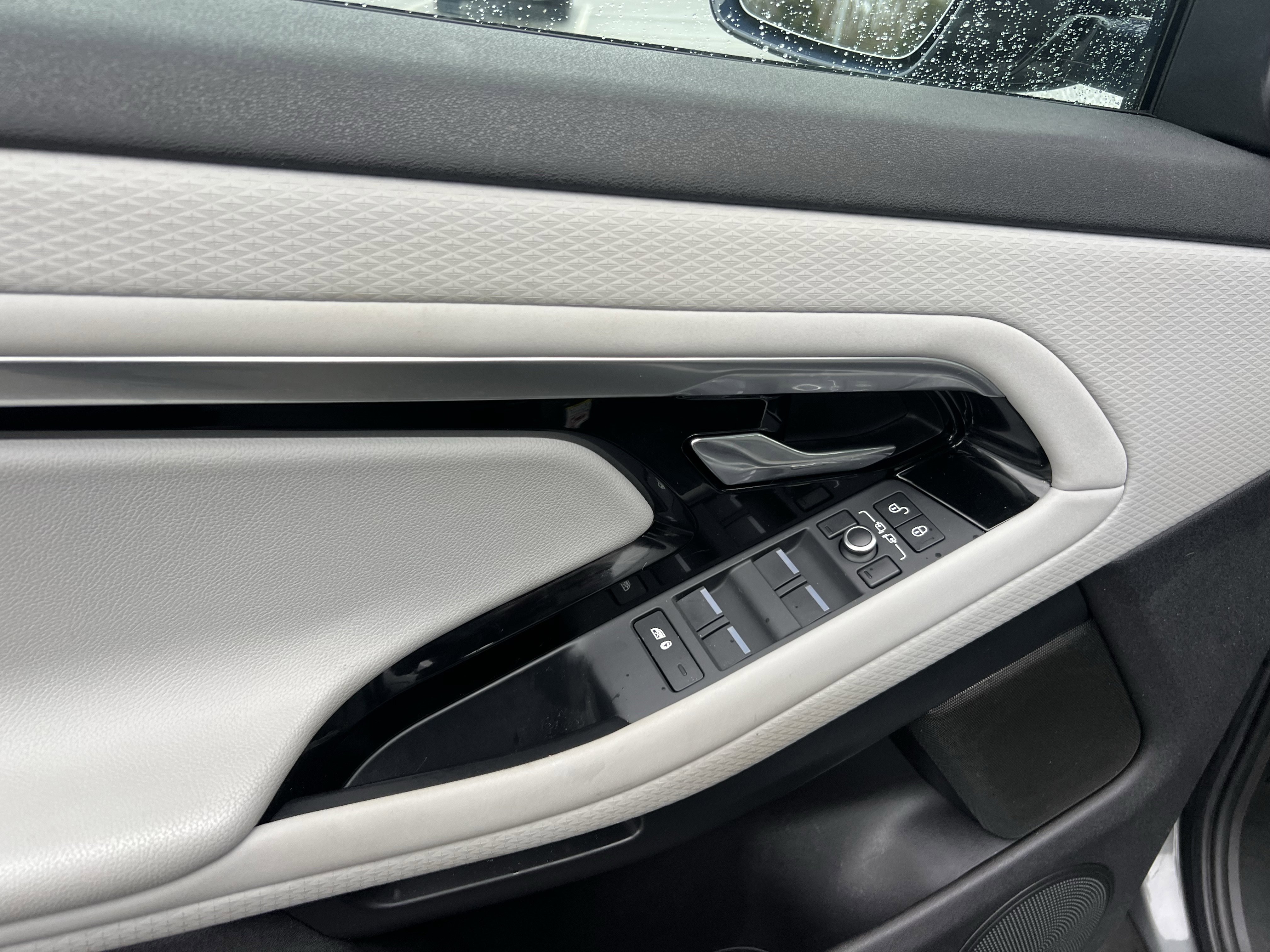 Used 2020 Land Rover Range Rover Evoque S image 14