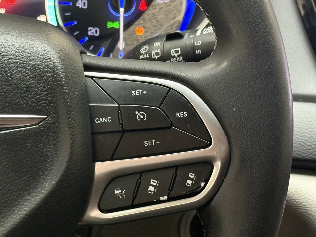 Used 2022 Chrysler Pacifica Touring-L image 19