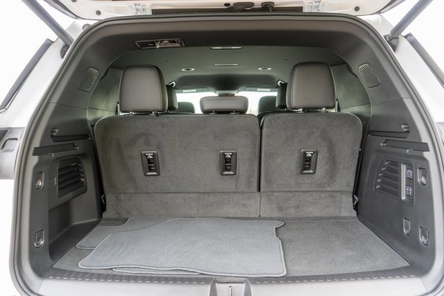 Used 2025 Chevrolet Traverse High Country image 11
