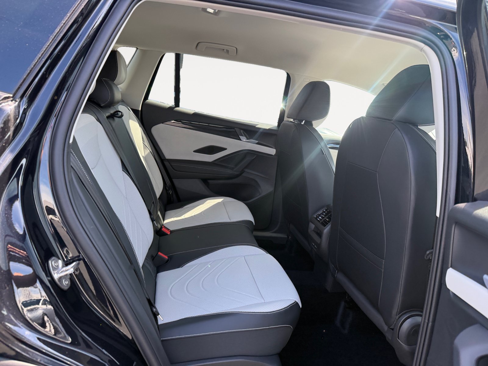 New 2026 Volkswagen Tiguan SE FWD image 18