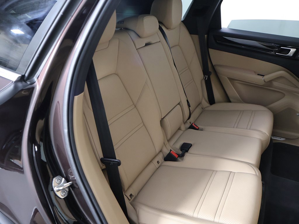 Used 2022 Porsche Cayenne image 40