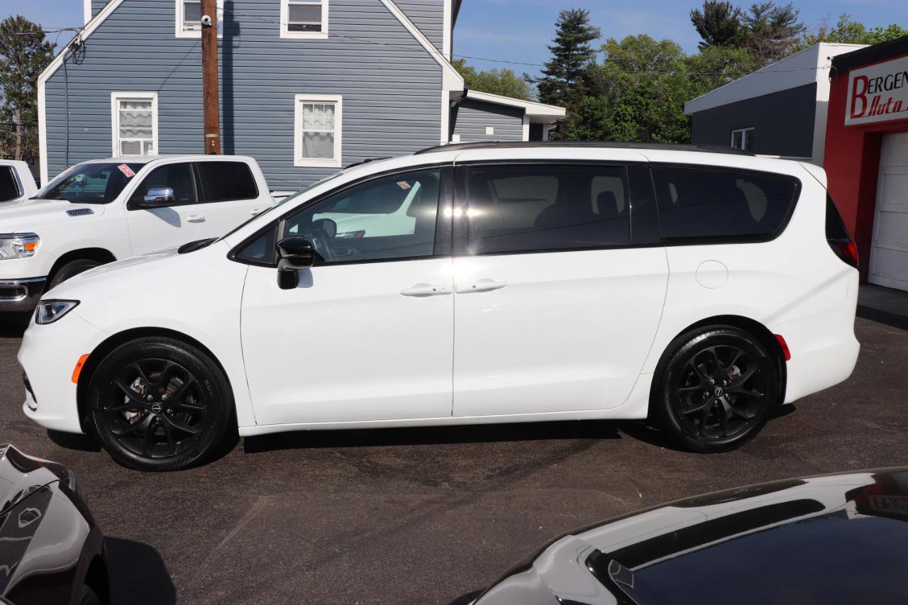 Used 2025 Chrysler Pacifica Limited FWD image 2