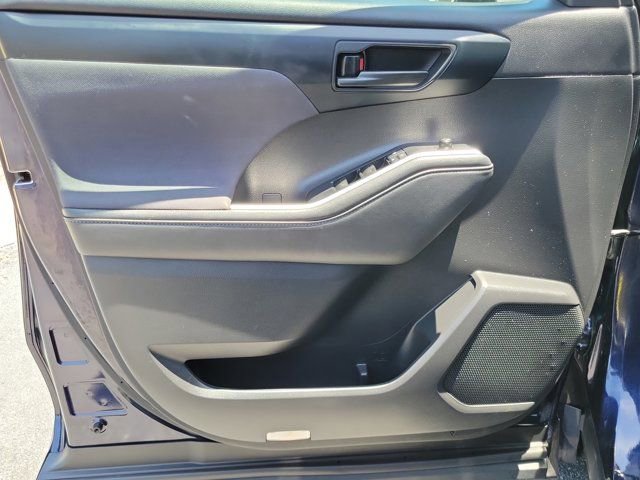 Used 2021 Toyota Highlander L FWD image 14