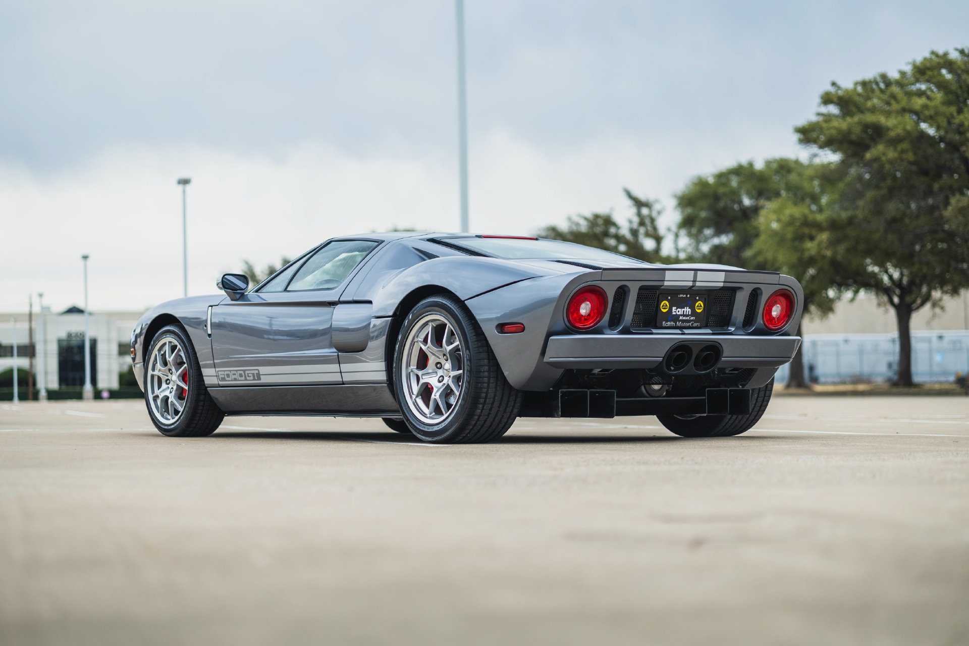 Used 2006 Ford GT RWD image 15