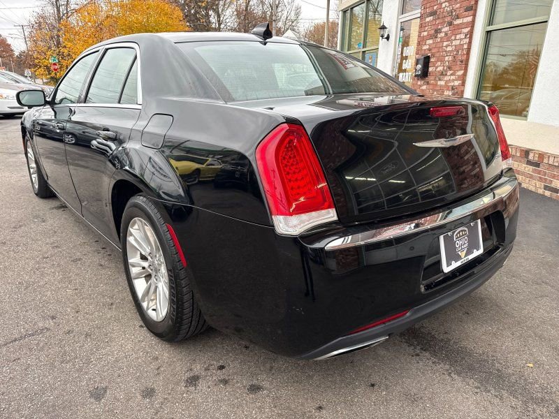 Used 2017 Chrysler 300 Limited image 7