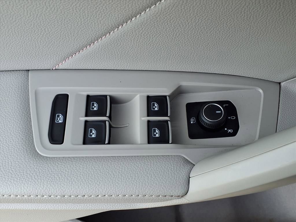 Used 2023 Volkswagen Tiguan SE FWD image 11