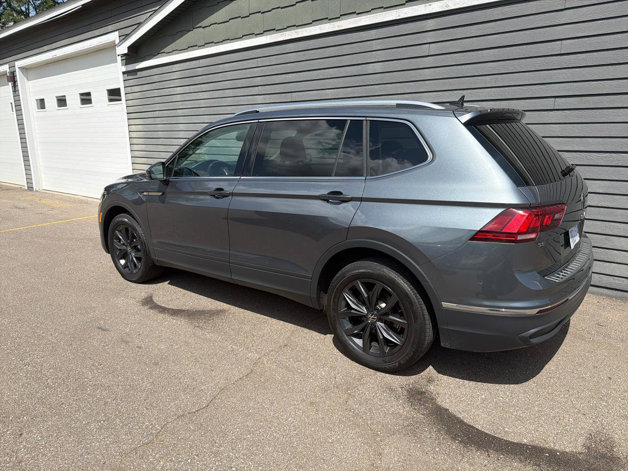 Used 2024 Volkswagen Tiguan SE AWD/4WD image 9