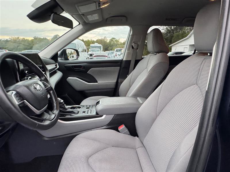 Used 2024 Toyota Highlander LE image 34