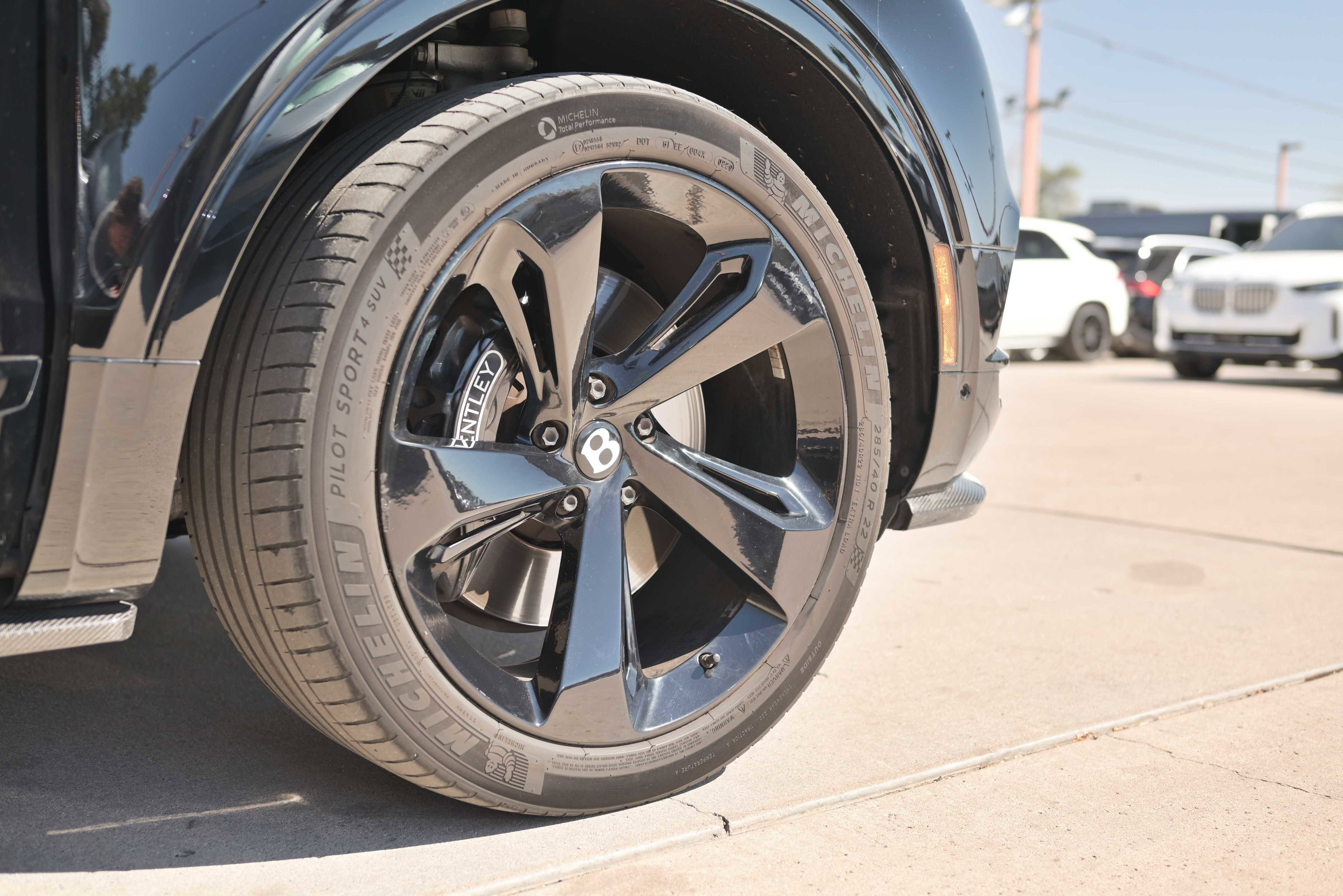 Used 2018 Bentley Bentayga AWD/4WD image 17