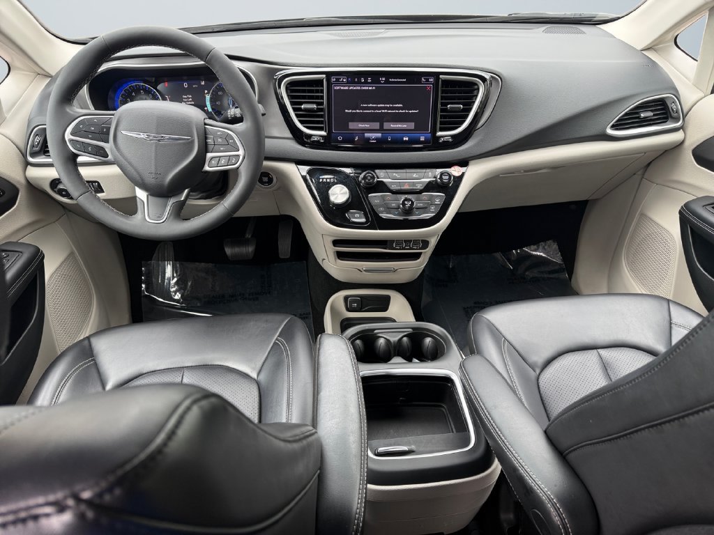 Used 2023 Chrysler Pacifica Touring-L FWD image 10