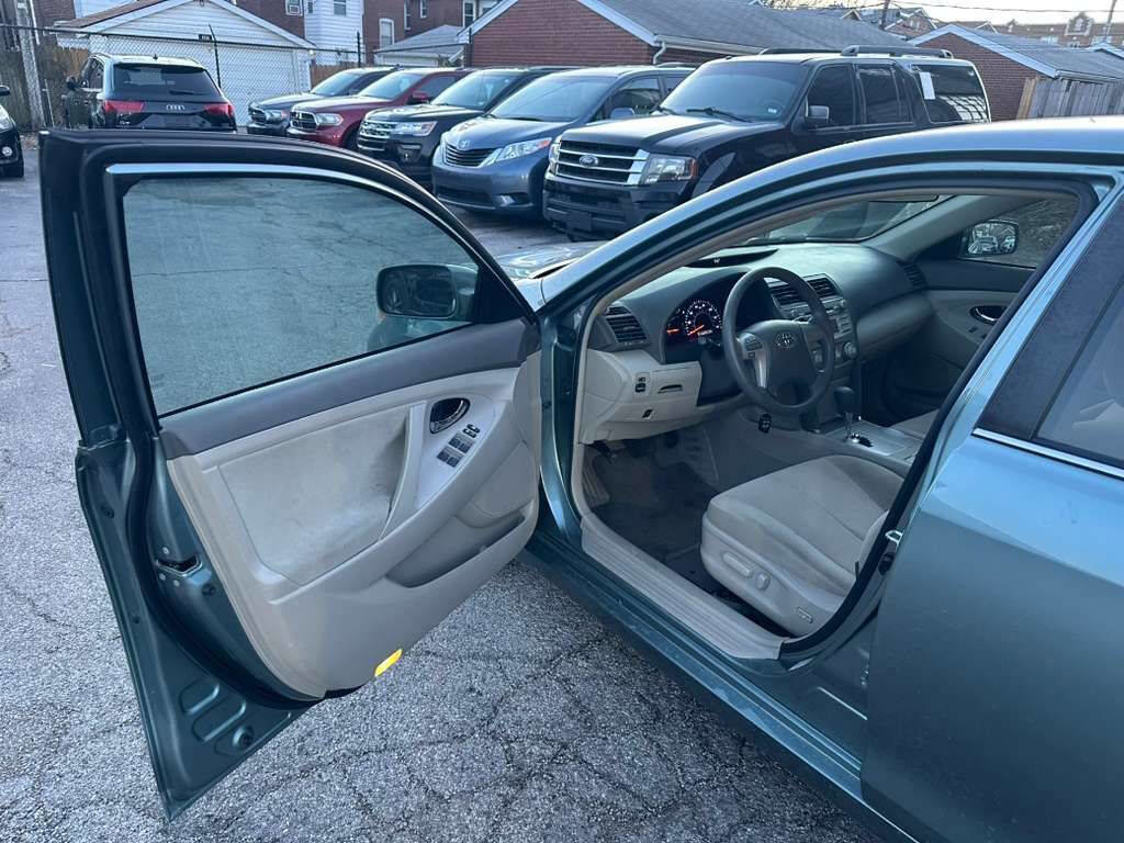 Used 2011 Toyota Camry image 9