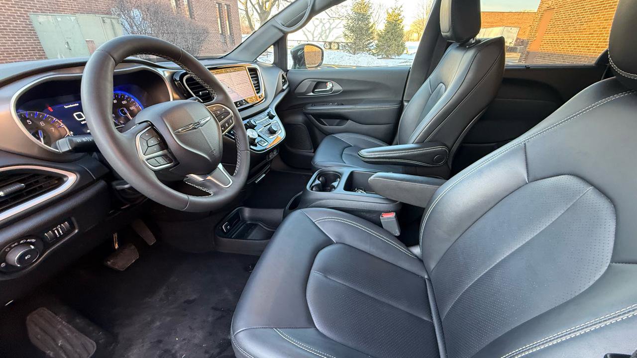 Used 2025 Chrysler Pacifica Select FWD image 9