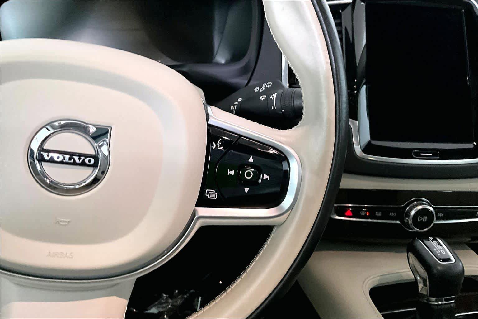 Used 2017 Volvo XC90 T6 Momentum w/ Vision Package image 25